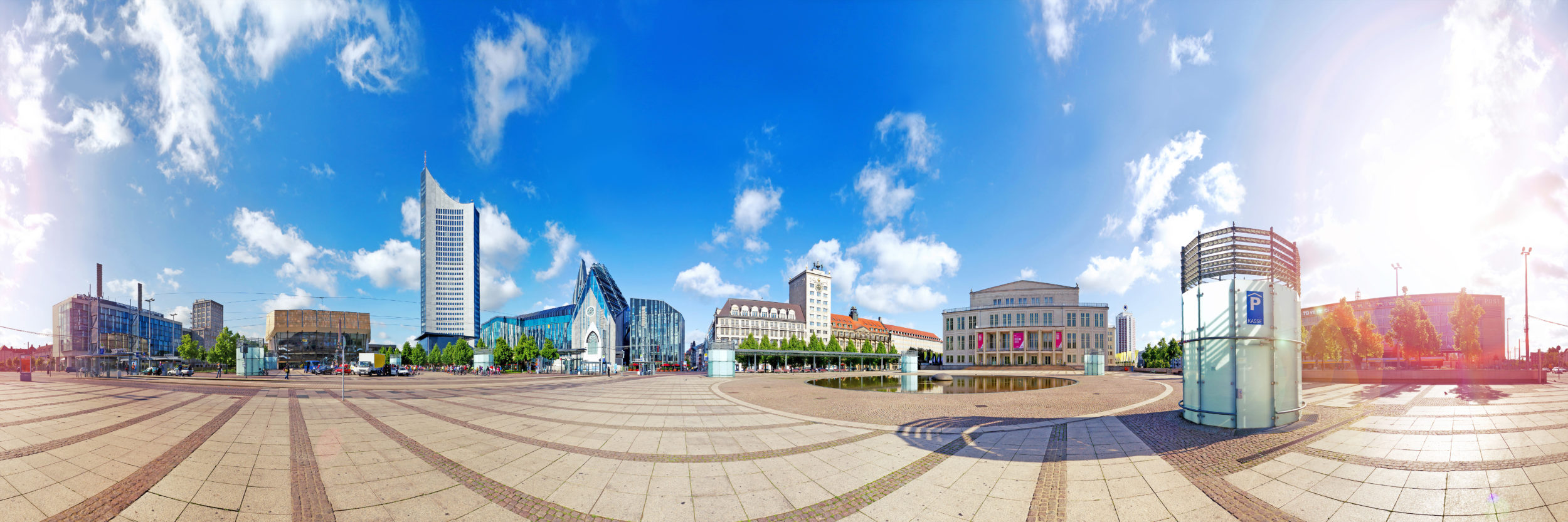 Leipzig Augustusplatz Panorama mit der Skyline des Cityhochhauses, der Oper, der Universität und Gewandhaus.
